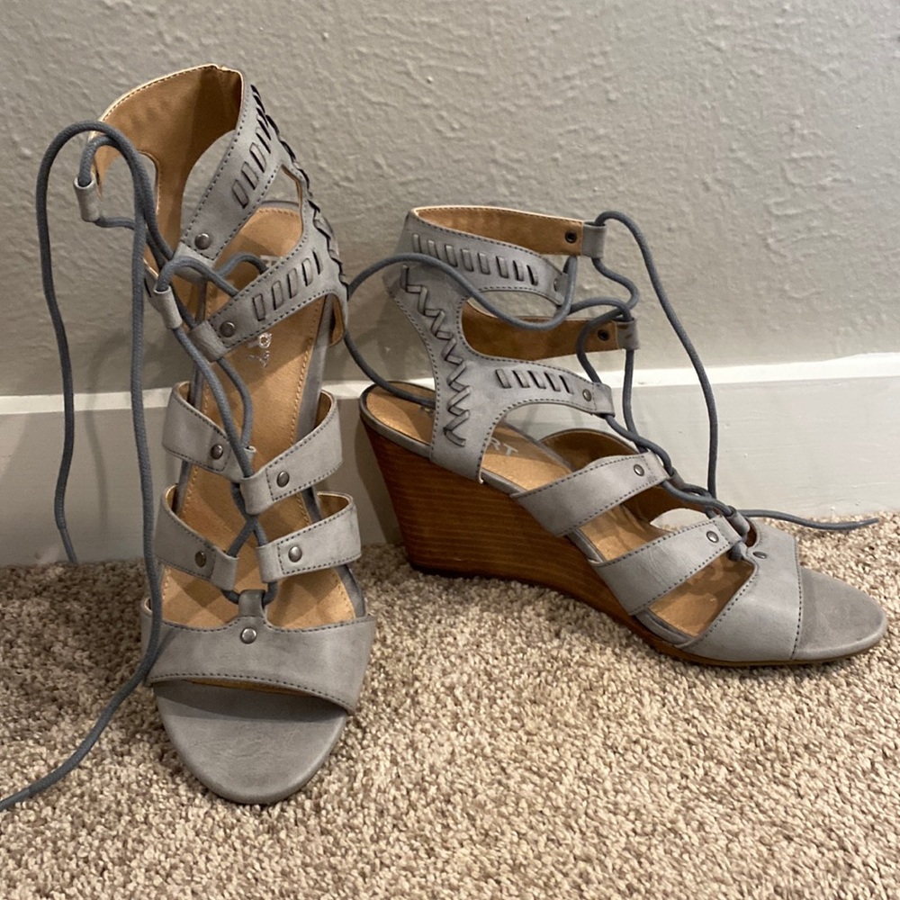 Report Lace up Wedge